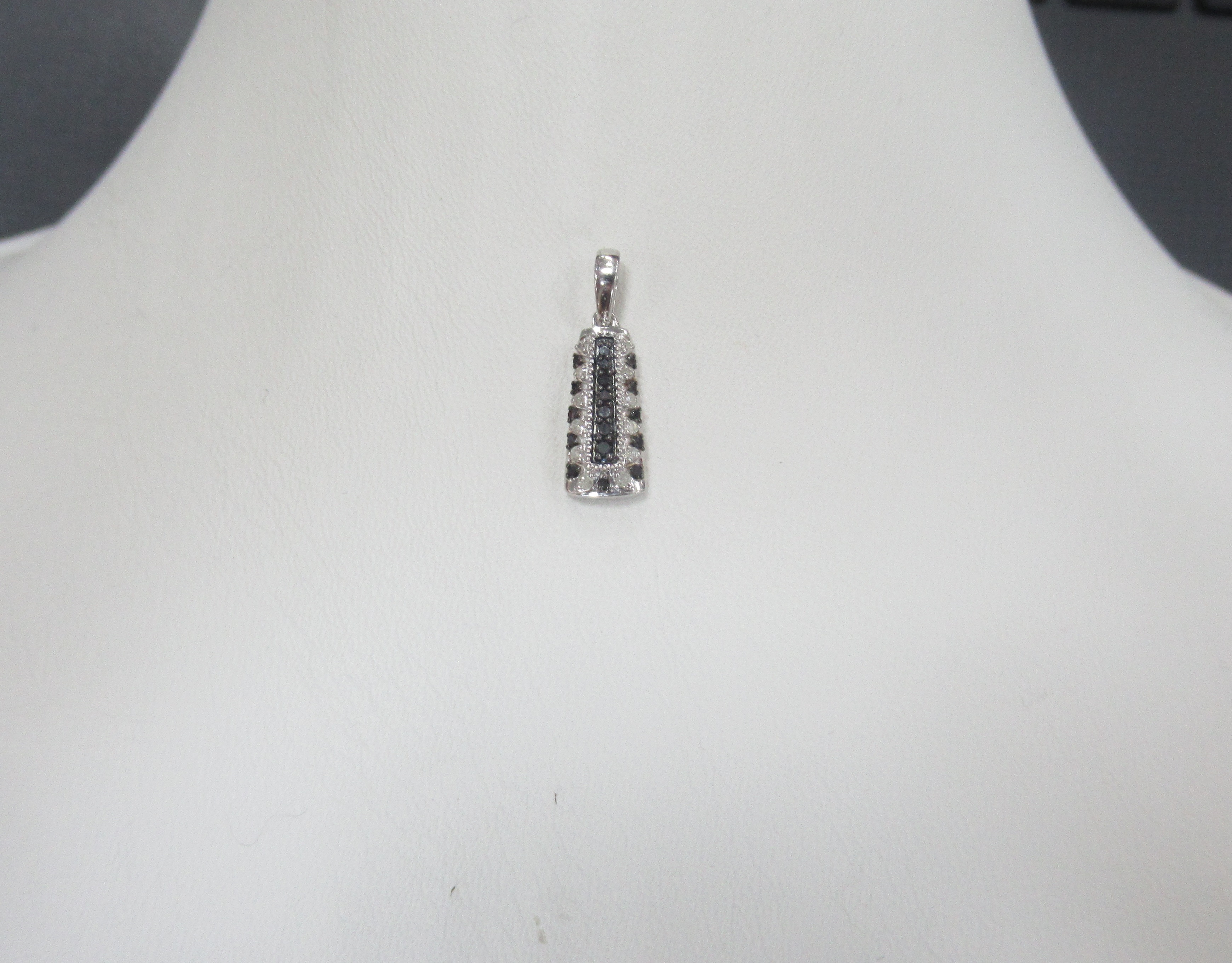 Серебряная подвеска с бриллиантами